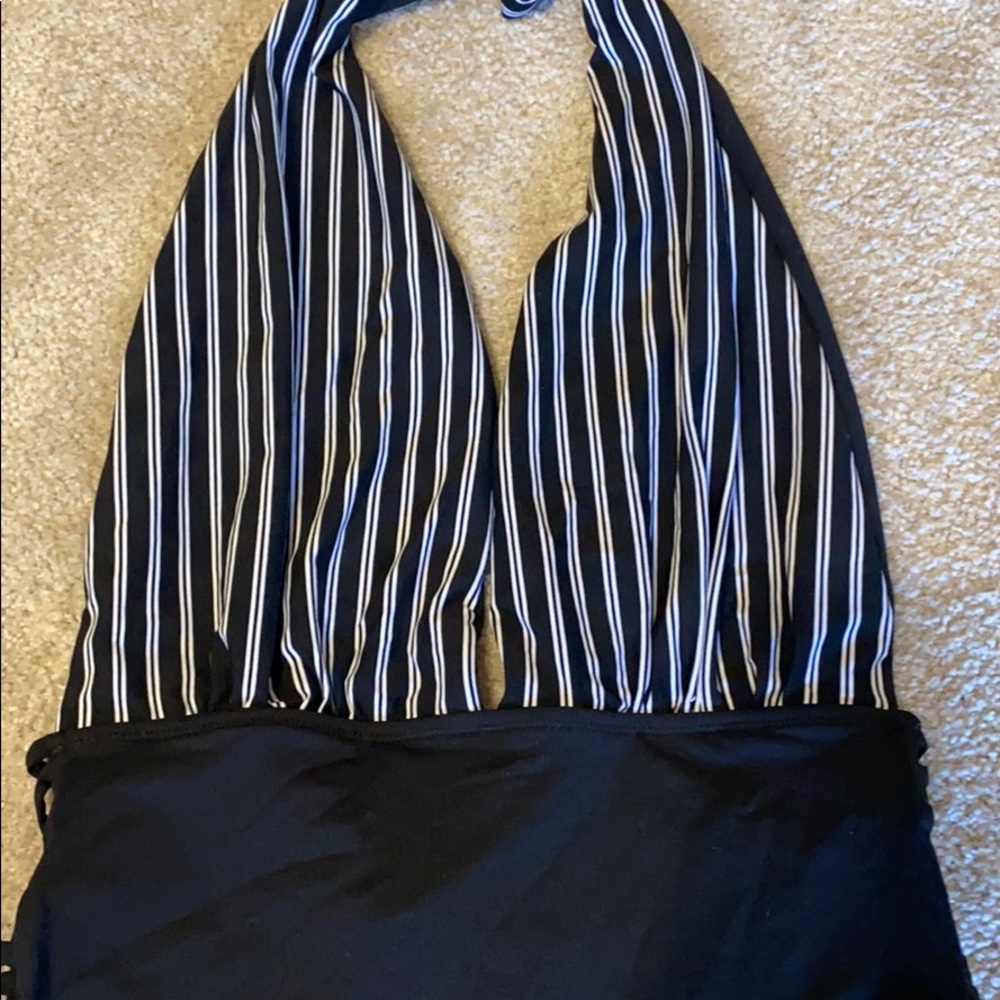 Subdued one piece bikini - Picture 2 of 5